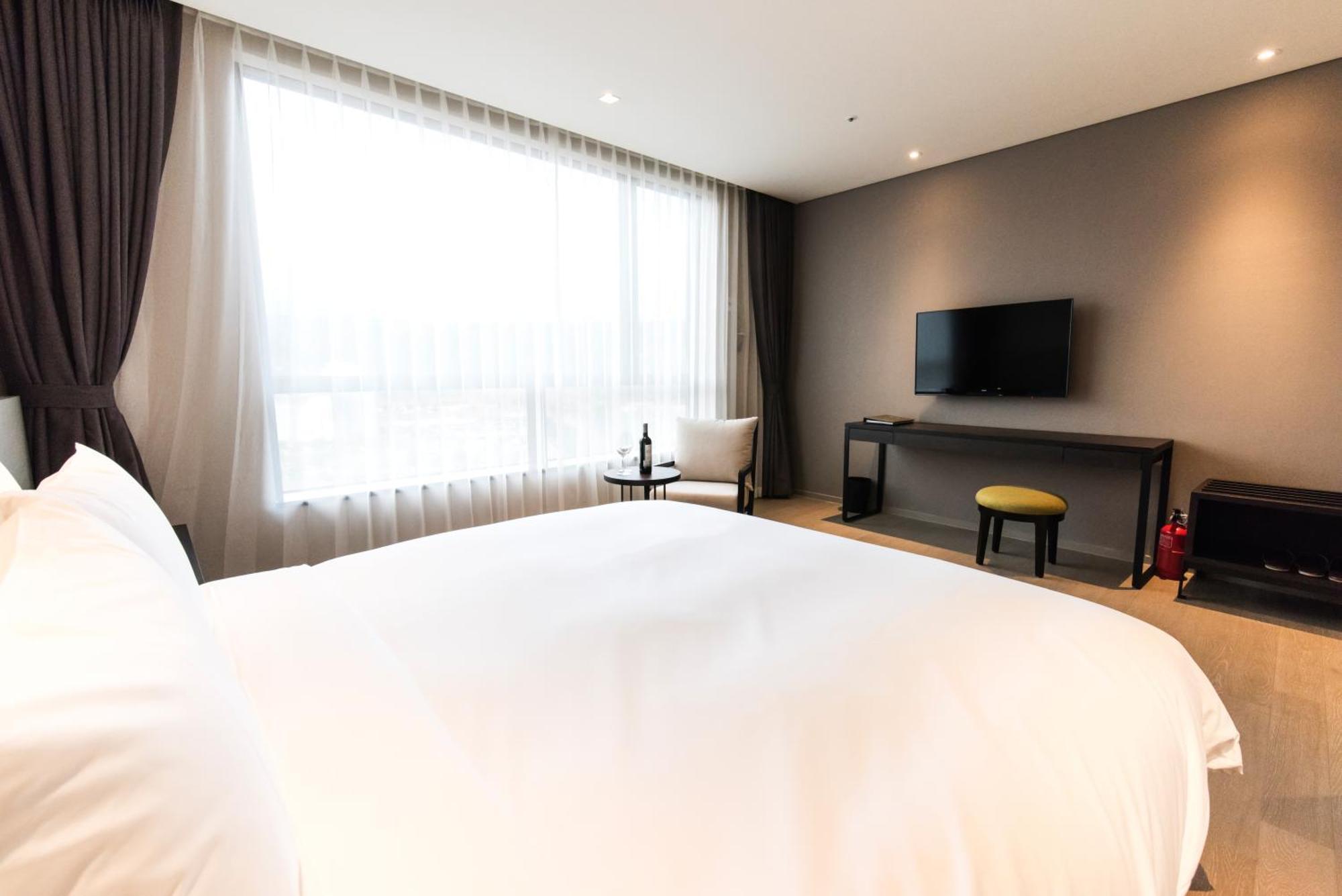 Deluxe Queen Room