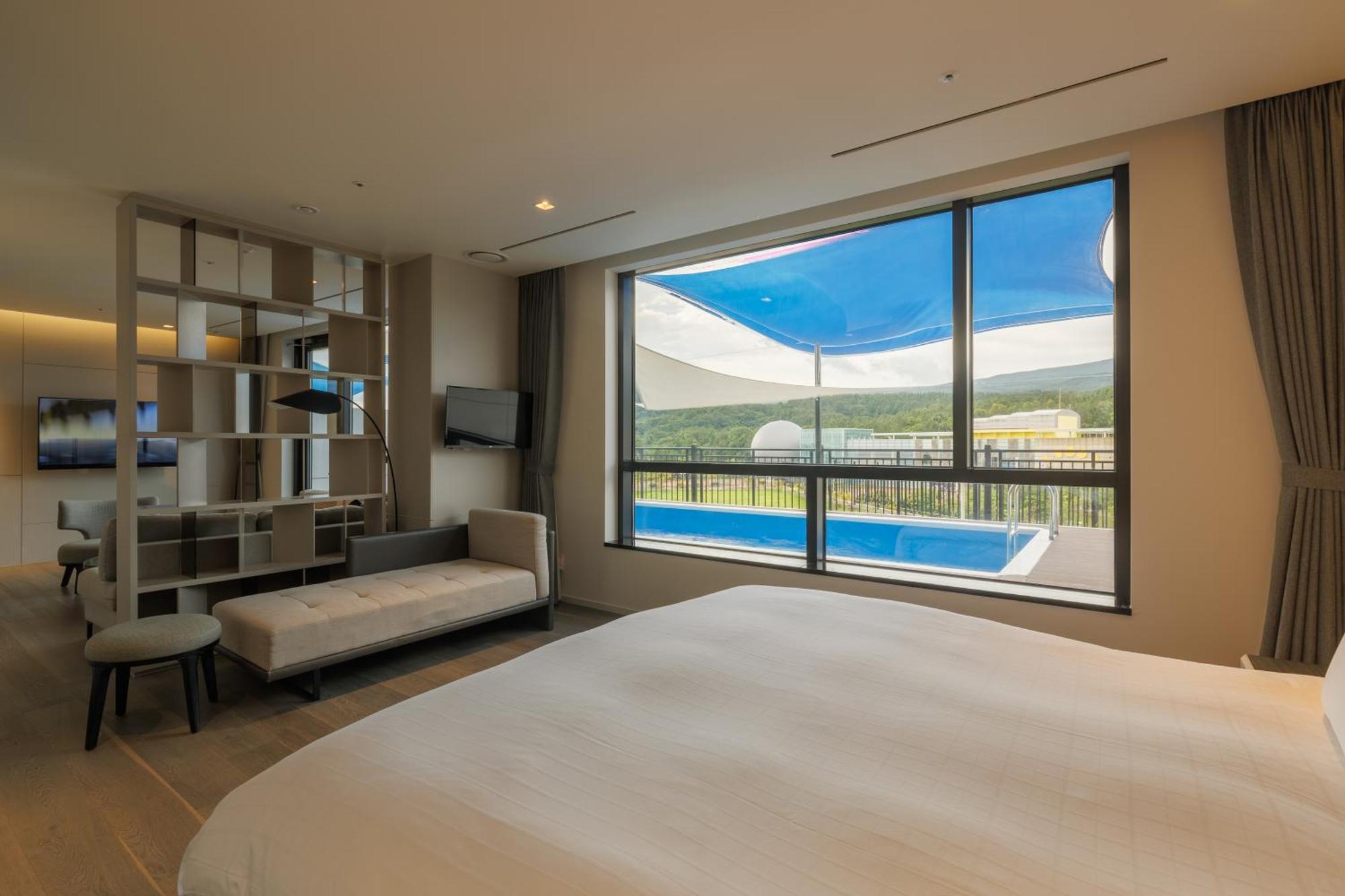 Pool Suite Welcome Fruit & Extra bed 1