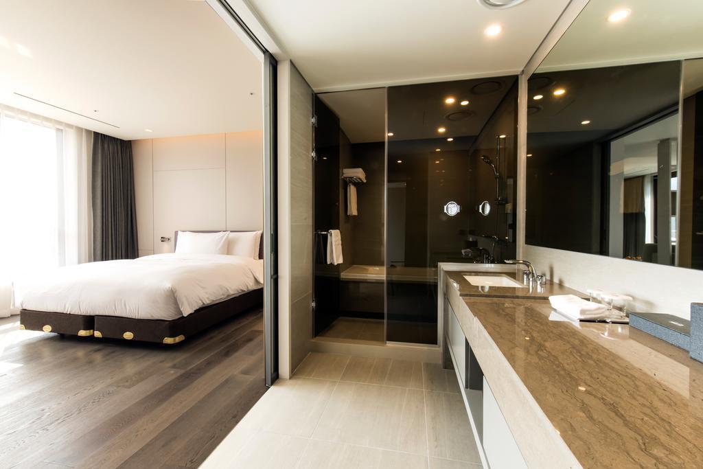 Pool Suite - Welcome Fruit & Extra bed for 1